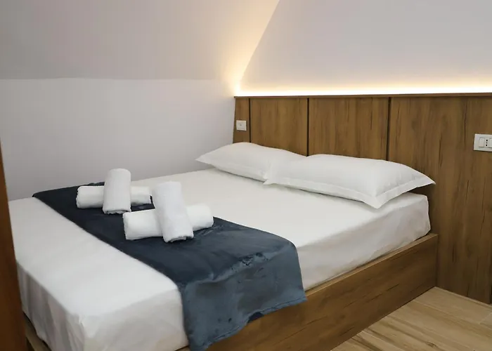 Central Apartment Berat דירה *